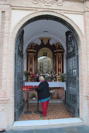 La devoción callejera de los Dolores del Puente La devoción callejera de los Dolores del Puente