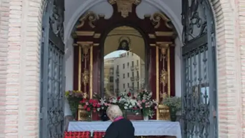La Virgen de los Dolores del Puente en su capilla callejera Lunes Santo