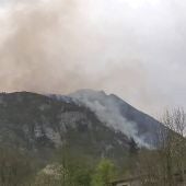 Uno de los incendios que afectaba esta tarde a la Peña Sotu en Espinaréu (Piloña)