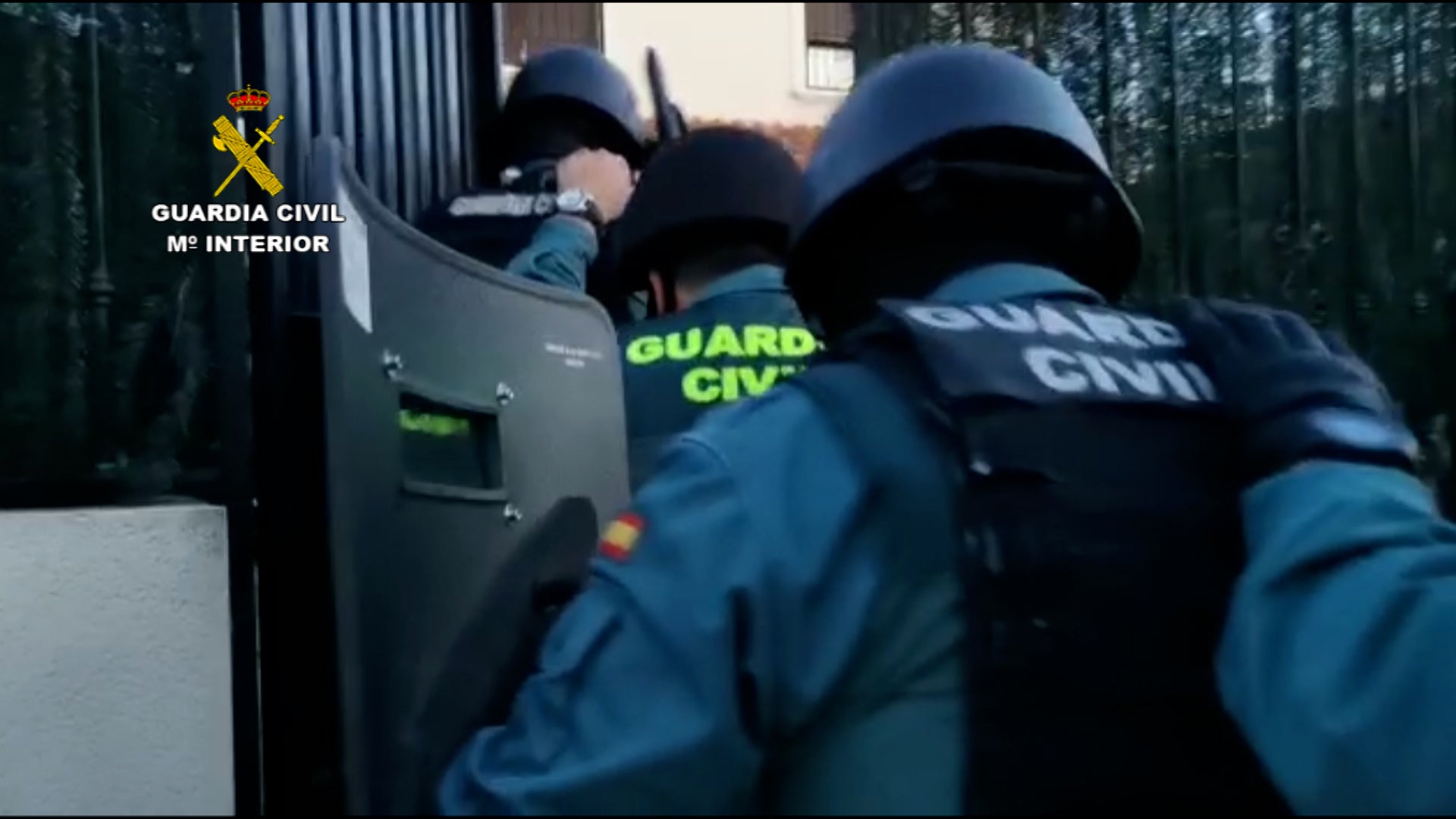 Para cometer los delitos usaban coches que alquilaban con datos de los clientes de la tienda informática que regentaban Para cometer los delitos usaban coches que alquilaban con datos de los clientes de la tienda informática que regentaban