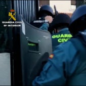 Para cometer los delitos usaban coches que alquilaban con datos de los clientes de la tienda informática que regentaban 