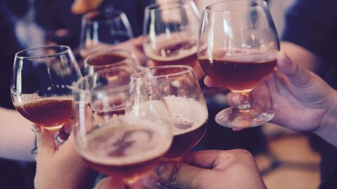 Varias copas con cerveza