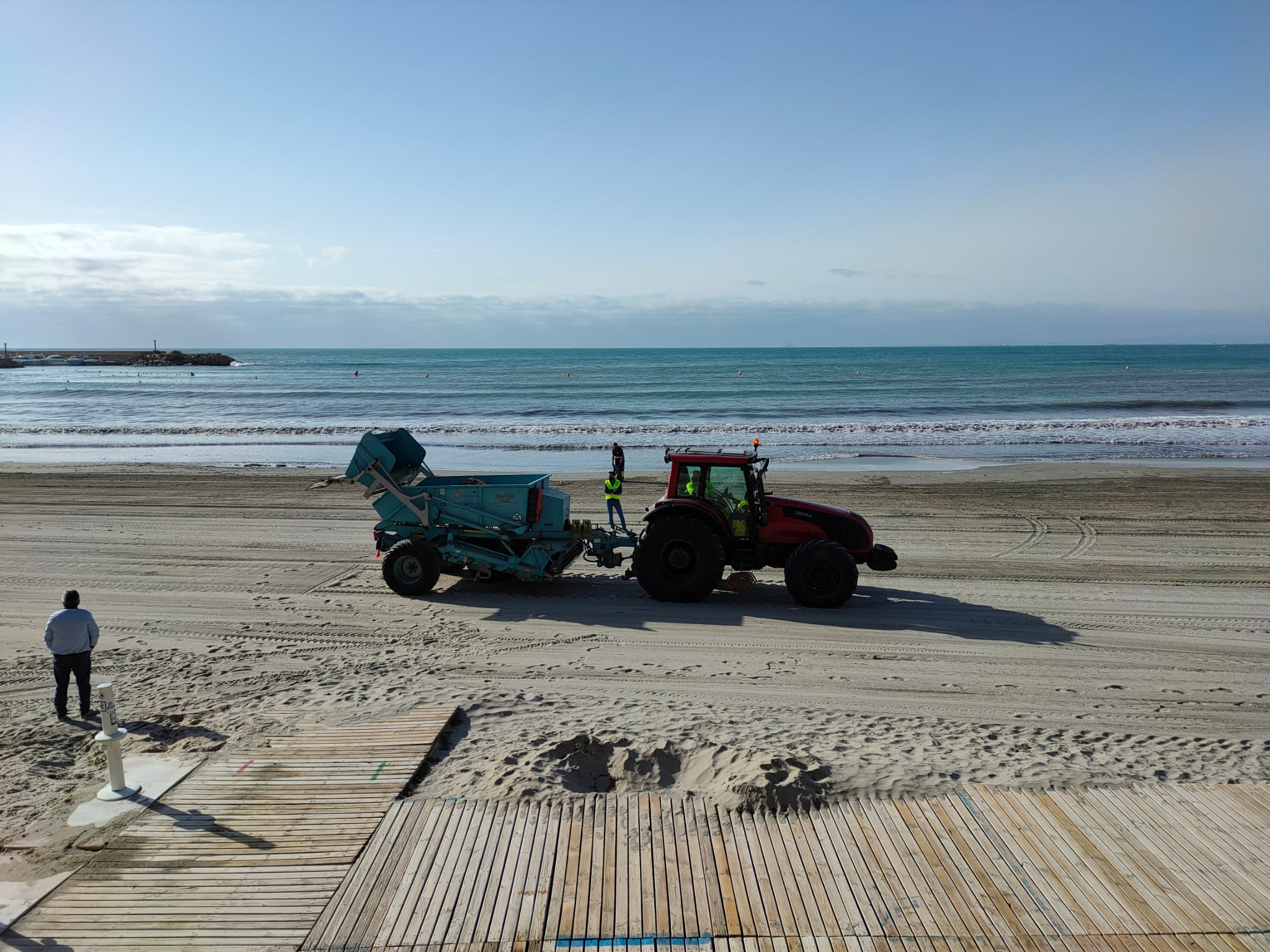 Se ha intensificado los trabajos de limpieza en las playas y paseos del arenal oriolano, procediendo a la retirada de las algas de los secaderos, cribando la arena, limpieza manual dunas Se ha intensificado los trabajos de limpieza en las playas y paseos del arenal oriolano, procediendo a la retirada de las algas de los secaderos, cribando la arena, limpieza manual dunas