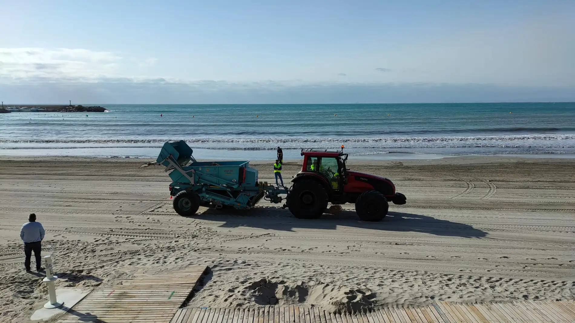 Se ha intensificado los trabajos de limpieza en las playas y paseos del arenal oriolano, procediendo a la retirada de las algas de los secaderos, cribando la arena, limpieza manual dunas 