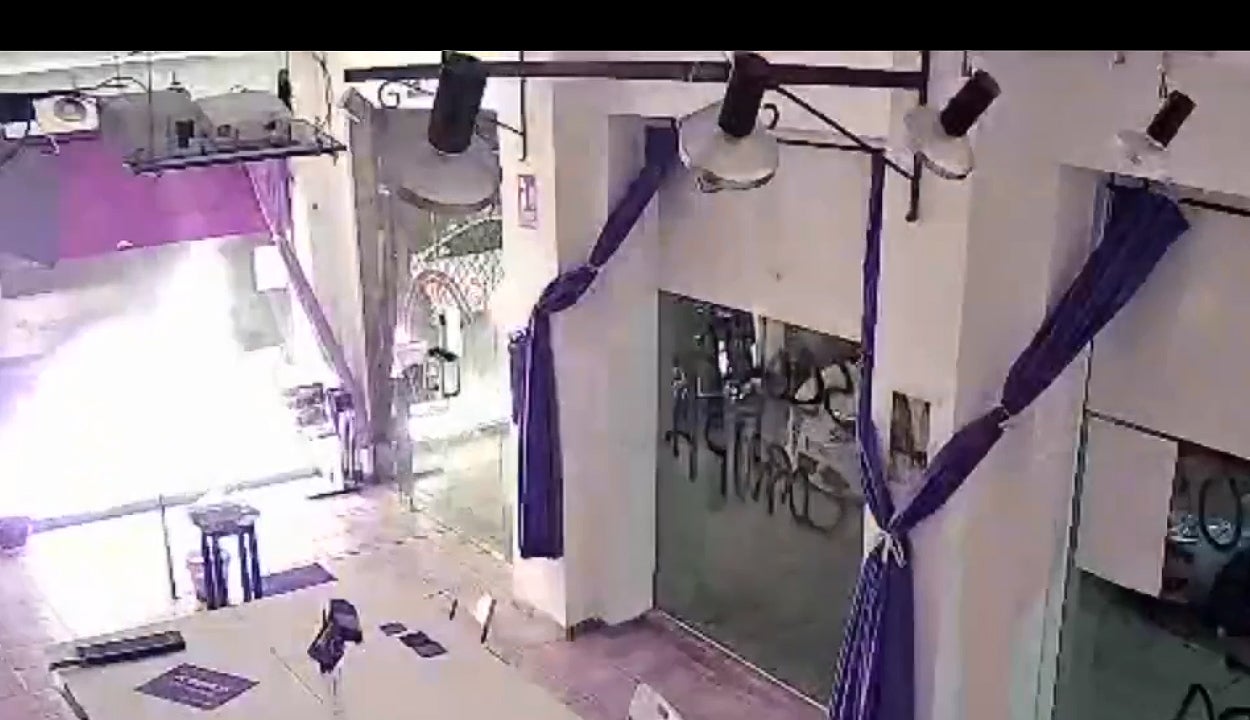 Atacan e incendian la sede de Podemos en Cartagena con material incendiario Atacan e incendian la sede de Podemos en Cartagena con material incendiario