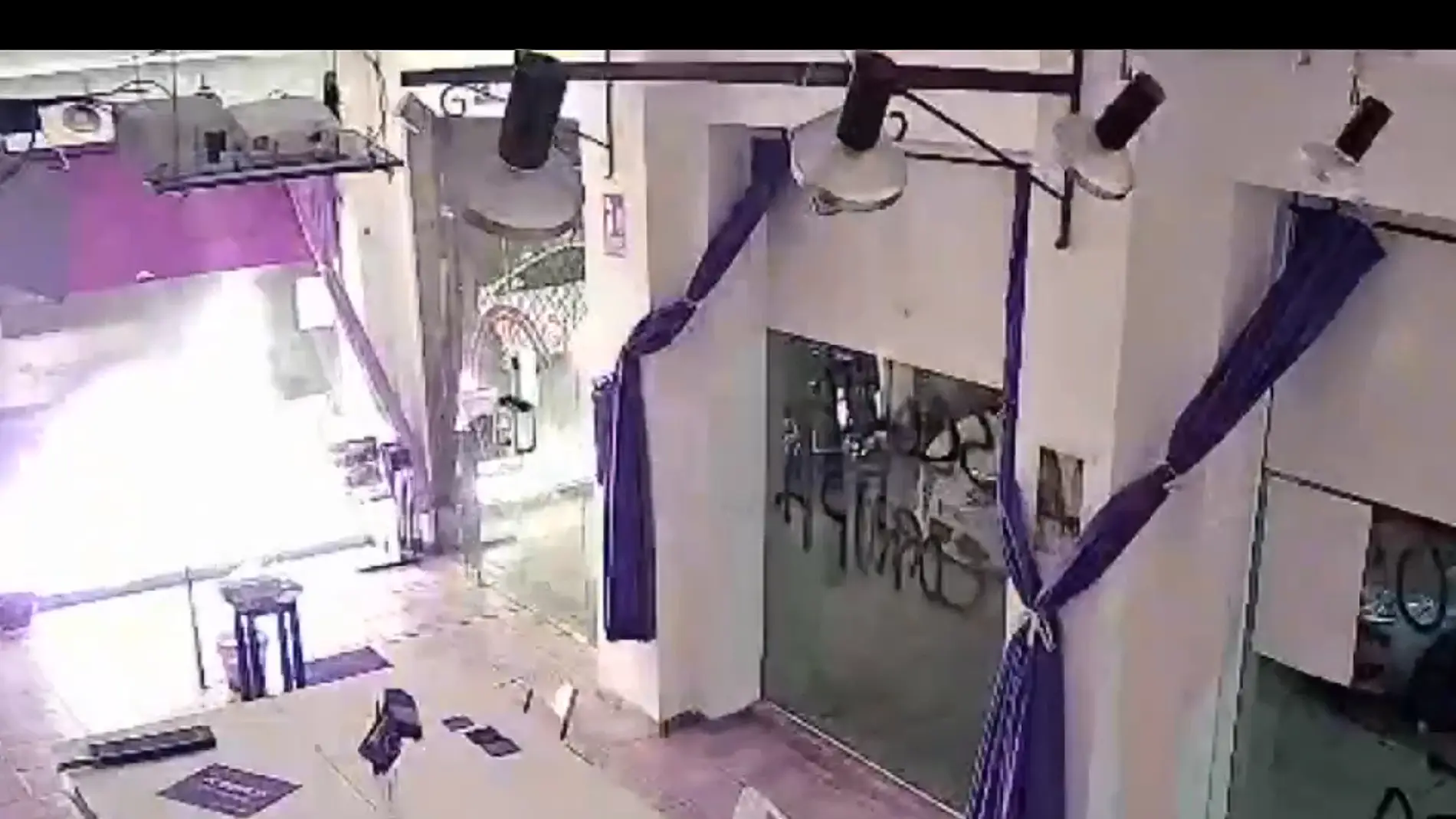 Atacan e incendian la sede de Podemos en Cartagena con material explosivo