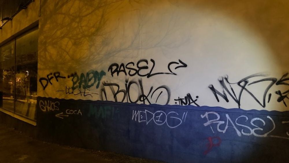 Pintadas que se atribuyen a los jóvenes identificados en Petrer.