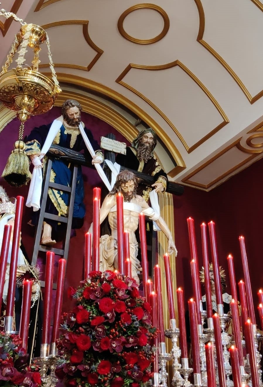 La Cofradía del Descendimiento recibe con sabor taurino en la capilla del Hospital Noble La Cofradía del Descendimiento recibe con sabor taurino en la capilla del Hospital Noble