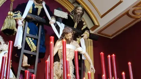 La Cofradía del Descendimiento en su capilla del Hospital Noble Viernes Santo