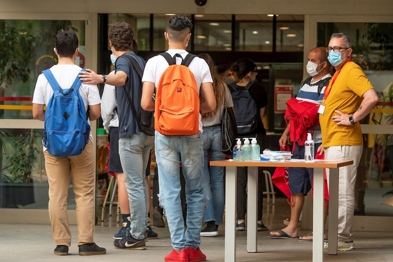 El professorat espera que la tornada a les classes a Batxillerat ja sigui permanent El professorat espera que la tornada a les classes a Batxillerat ja sigui permanent