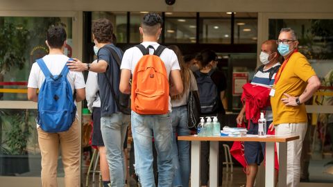 Un grupo de estudiantes a las puertas de la Escuela T&eacute;cnica Superior de Ingenier&iacute;a de la Construcci&oacute;n de Sevilla