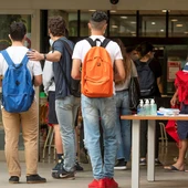 Un grupo de estudiantes a las puertas de la Escuela Técnica Superior de Ingeniería de la Construcción de Sevilla Un grupo de estudiantes a las puertas de la Escuela Técnica Superior de Ingeniería de la Construcción de Sevilla