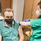 Fernández Sanz recibe la primera dosis de AstraZeneca Fernández Sanz recibe la primera dosis de AstraZeneca
