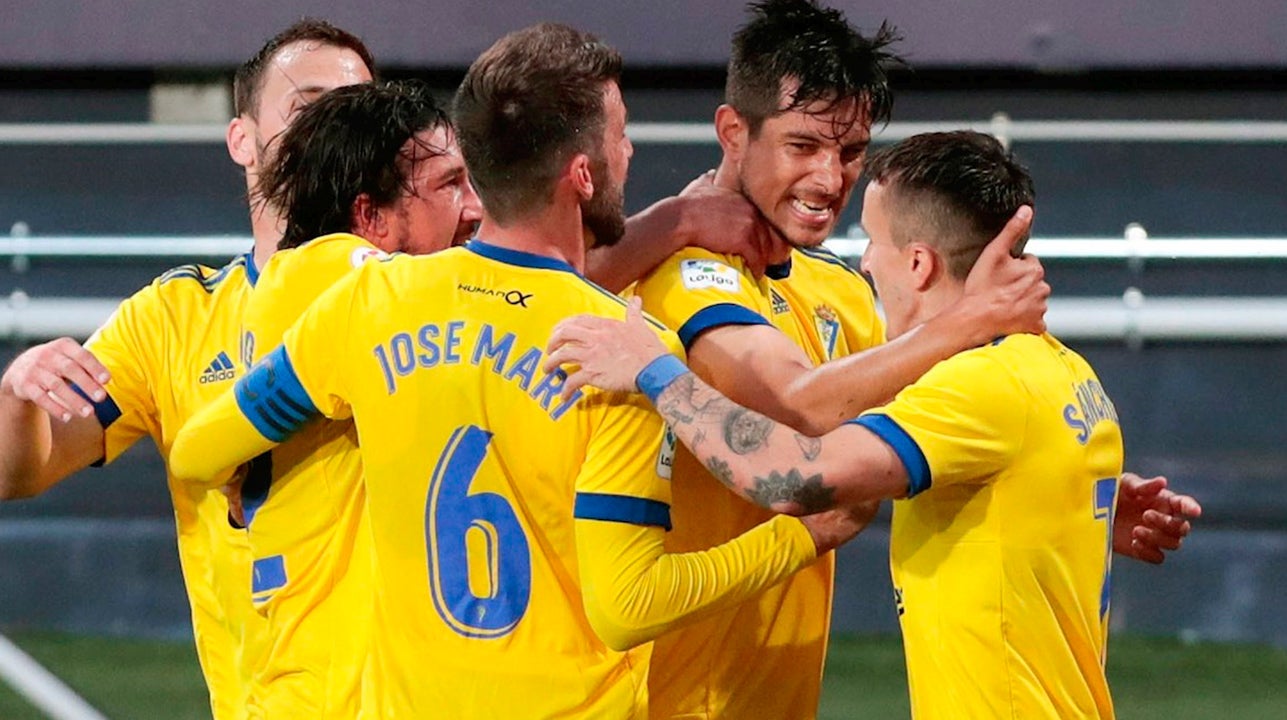 Cádiz 2 - 1 Valencia: Cala y Mauro dan la victoria al Cádiz en un partido marcado por la polémica Cádiz 2 - 1 Valencia: Cala y Mauro dan la victoria al Cádiz en un partido marcado por la polémica