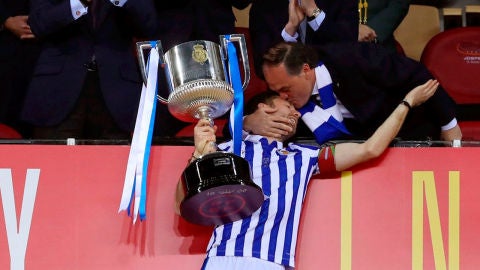 El capit&aacute;n de la Real Sociedad, Asier Illarramedi con el presidente, Jokin Aperribay