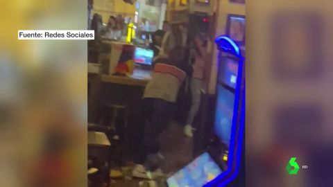 Im&aacute;genes de la brutal pelea en un pub de M&aacute;laga: varios heridos al pegarse y lanzar taburetes, vasos y botellas de cristal