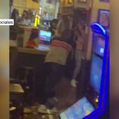 Imágenes de la brutal pelea en un pub de Málaga: varios heridos al pegarse y lanzar taburetes, vasos y botellas de cristal