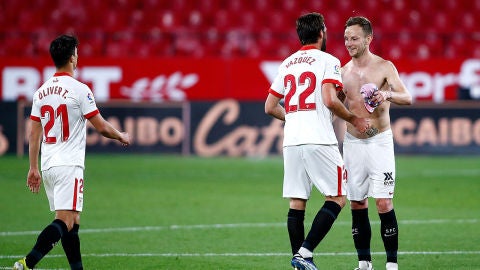 Franco Vazquez celebra un gol con Ivan Rakitic