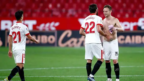 Franco Vazquez celebra un gol con Ivan Rakitic Franco Vazquez celebra un gol con Ivan Rakitic