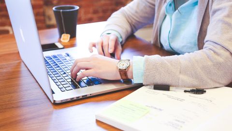 Teletrabajo: 5 ejercicios para combatir el dolor de espalda y cuidar la postura tras horas frente al ordenador