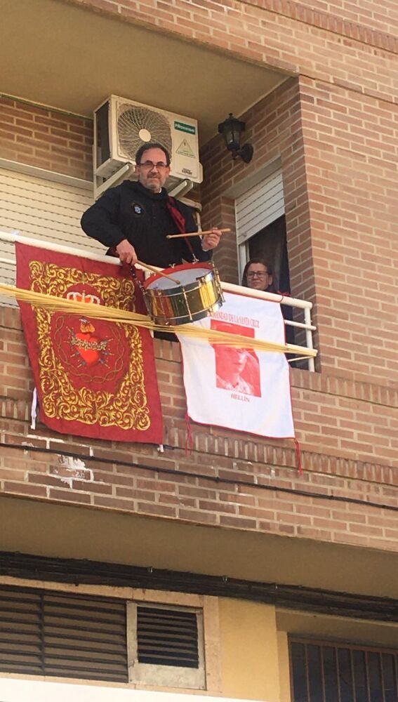 Tambores desde los balcones en Hellín 