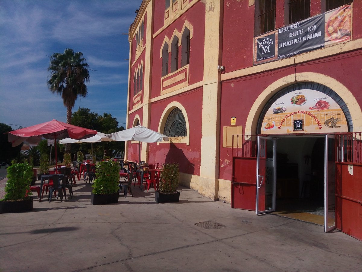 70 personas desalojadas de varios locales de la Plaza de Toros por incumplir las medidas sanitarias y de aforo 70 personas desalojadas de varios locales de la Plaza de Toros por incumplir las medidas sanitarias y de aforo