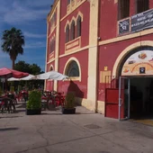 70 personas desalojadas de varios locales de la Plaza de Toros por incumplir las medidas sanitarias y de aforo 70 personas desalojadas de varios locales de la Plaza de Toros por incumplir las medidas sanitarias y de aforo