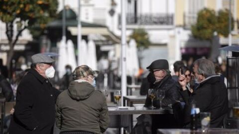 Ciudadanos en la terraza de un bar en la Plaza del Salvador de Sevilla