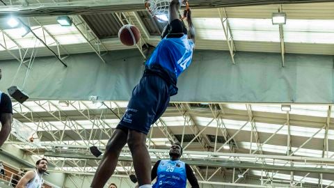 Herve Kabasele machaca la canaste del Tau Castell&oacute;.