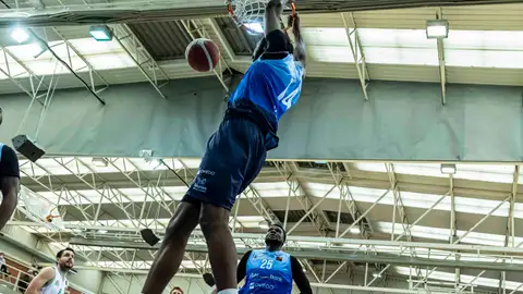 Herve Kabasele machaca la canaste del Tau Castelló. Herve Kabasele machaca la canaste del Tau Castelló.