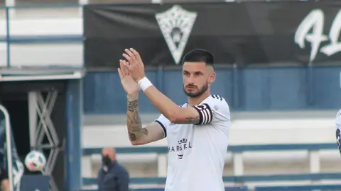 Marcos Ruiz saluda a la afición El marbellí fue titular.