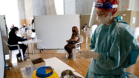 Dispositivo de vacunación instalado en el Palacio de Exposiciones Vacunación masiva en Cantabria