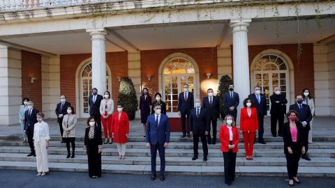 El presidente del Gobierno, Pedro S&aacute;nchez (c) posa con sus ministros para la foto de familia antes del Consejo de Ministros en el Palacio de la Moncloa en Madrid este martes