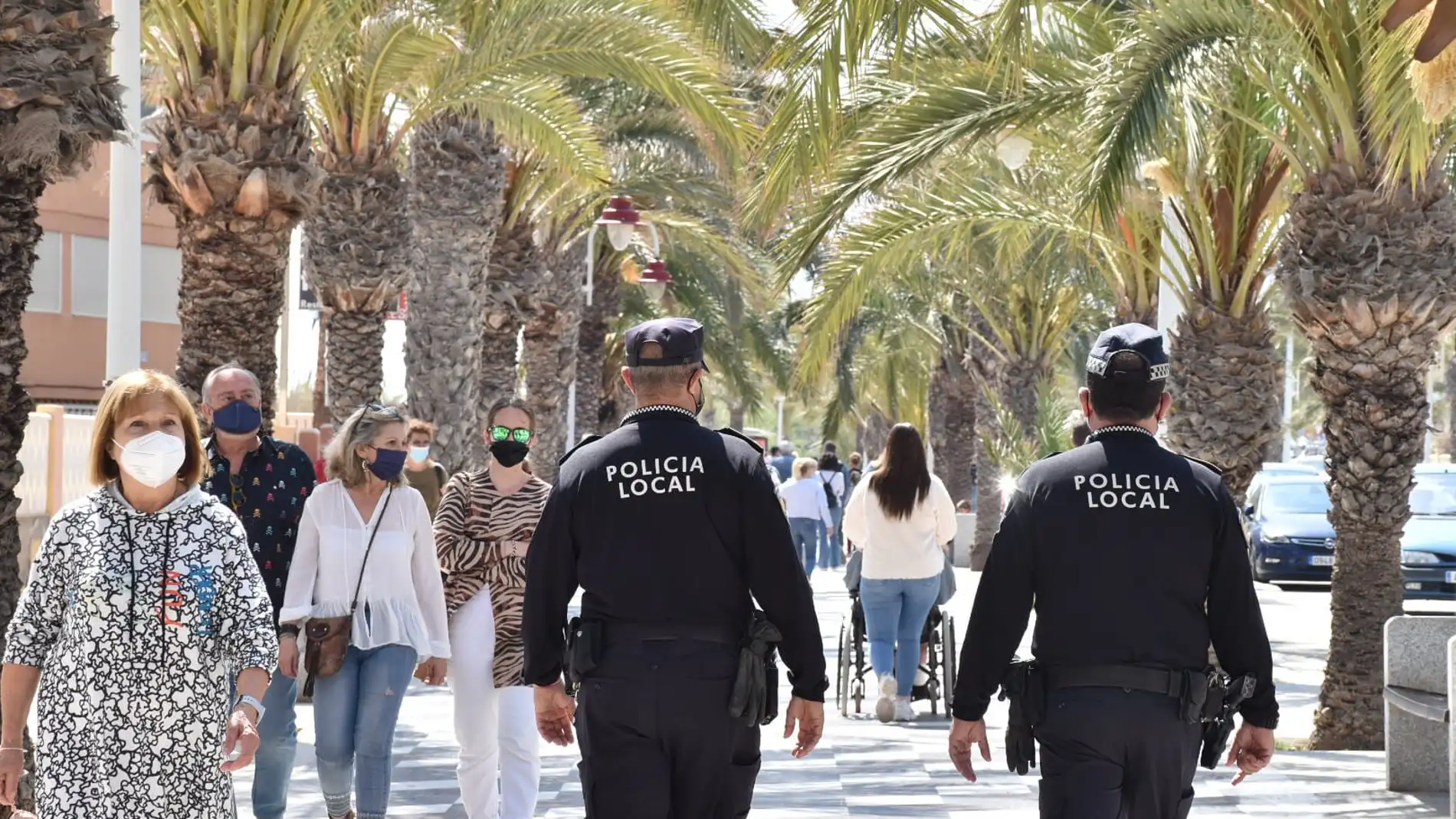 Agentes de la Policía Local en la avenida San Bartolomé de Tirajana de Arenales del Sol de Elche.