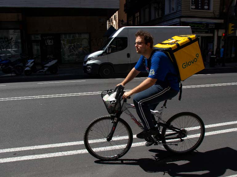 Entra en vigor la 'Ley Rider' que obliga a contratar a los repartidores como asalariados Entra en vigor la 'Ley Rider' que obliga a contratar a los repartidores como asalariados