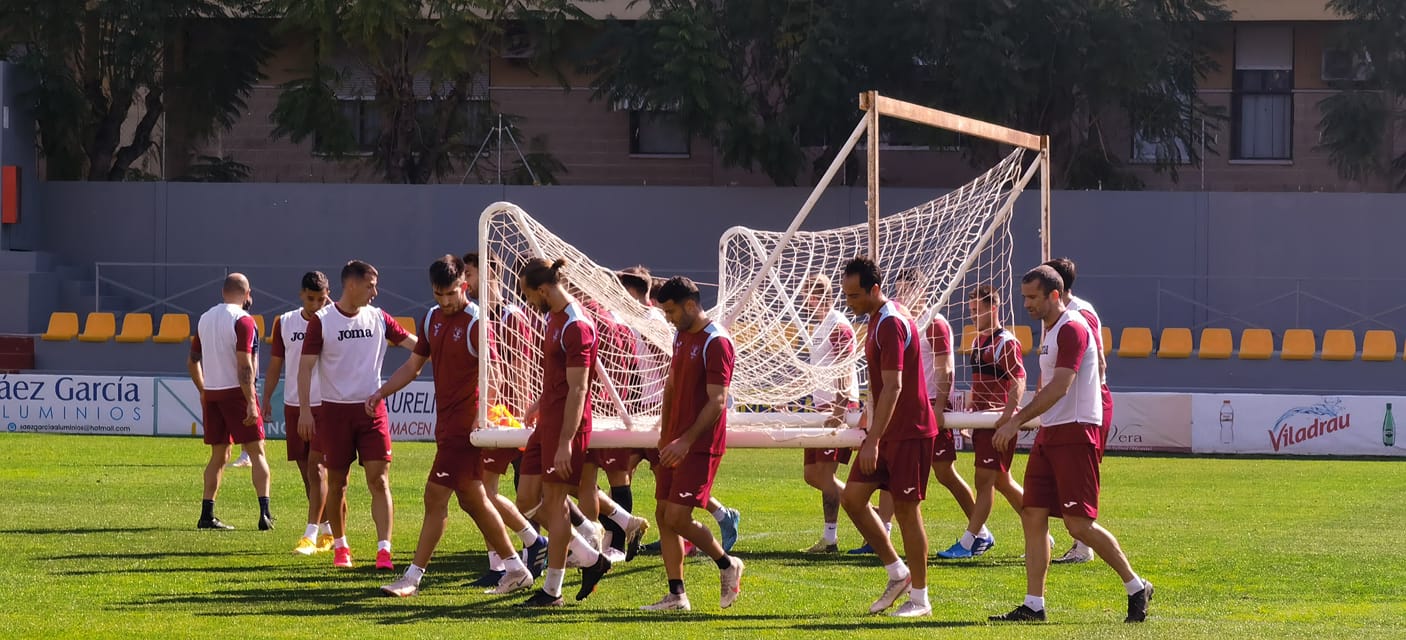 El Orihuela pone medio pie en Tercera tras salir goleado en Hospitalet (4-1) El Orihuela pone medio pie en Tercera tras salir goleado en Hospitalet (4-1)