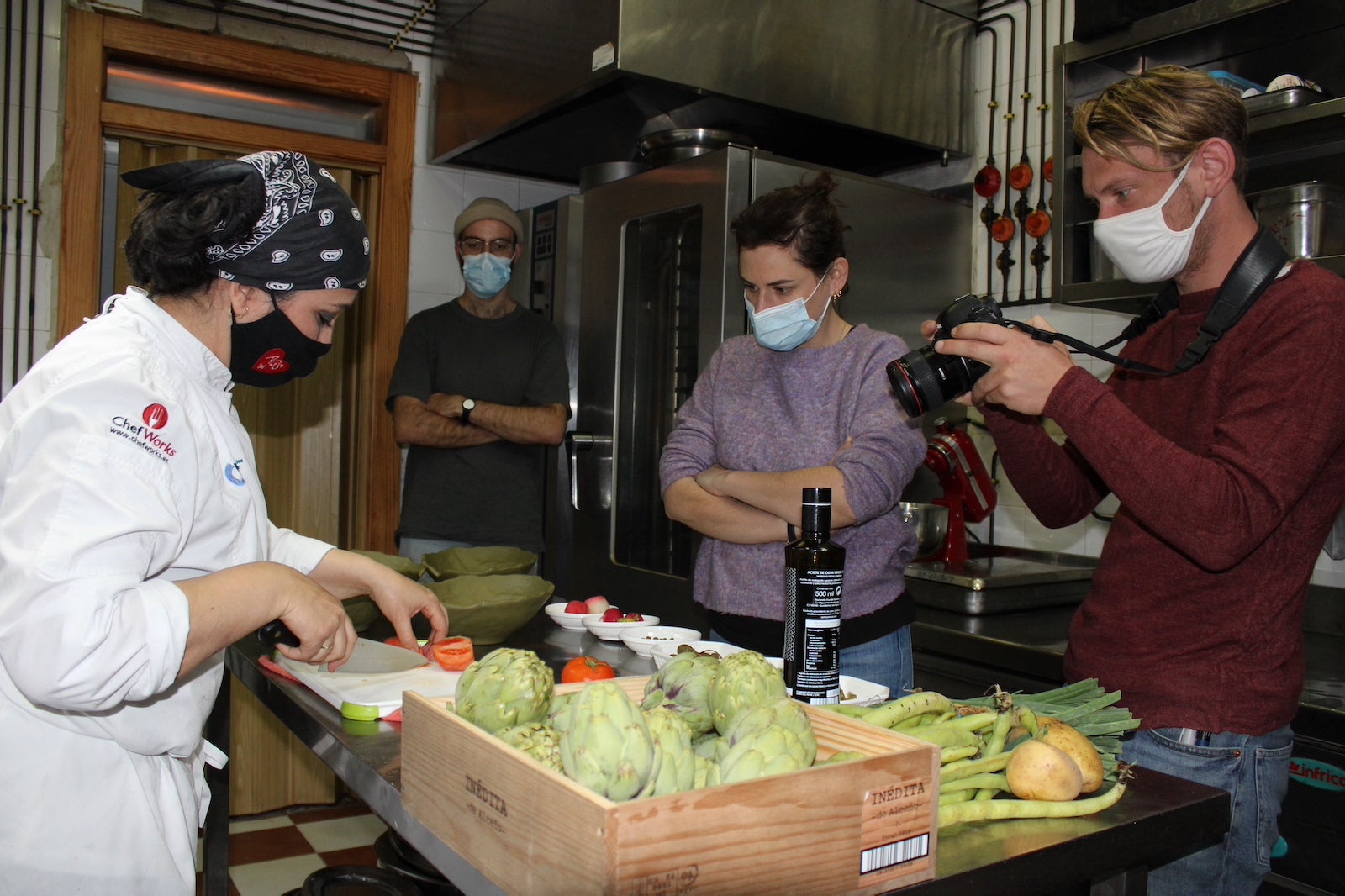 La chef ha estado acompañada de un fotógrafo con el fin de publicar un reportaje sobre esta visita profesional La chef ha estado acompañada de un fotógrafo con el fin de publicar un reportaje sobre esta visita profesional