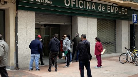 Personas en la cola del paro