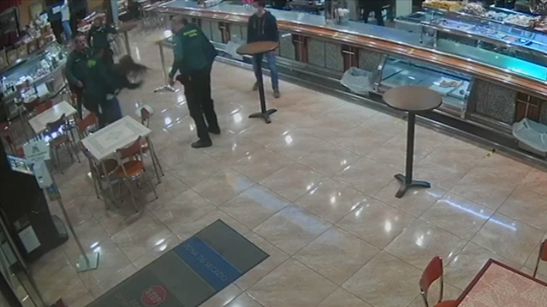 Agentes de la Guardia Civil salvan a una mujer de morir atragantada Agentes de la Guardia Civil salvan a una mujer de morir atragantada