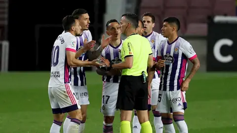 Los jugadores del Valladolid protestan una decisión de Jaime Latre Los jugadores del Valladolid protestan una decisión de Jaime Latre
