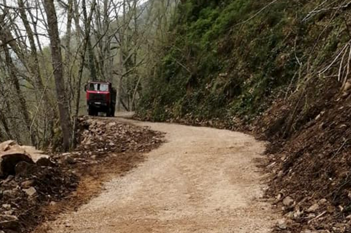 El Ayuntamiento de Piloña retira un argayo en el entorno de La Pesanca El Ayuntamiento de Piloña retira un argayo en el entorno de La Pesanca