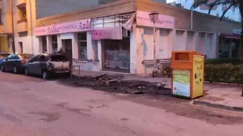 Contenedores quemados en el Camino de los Enamorados Contenedores quemados en el Camino de los Enamorados