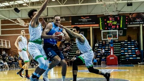 Oliver Artegaa &egrave;netra a canasta frente a Tau Castell&oacute;.