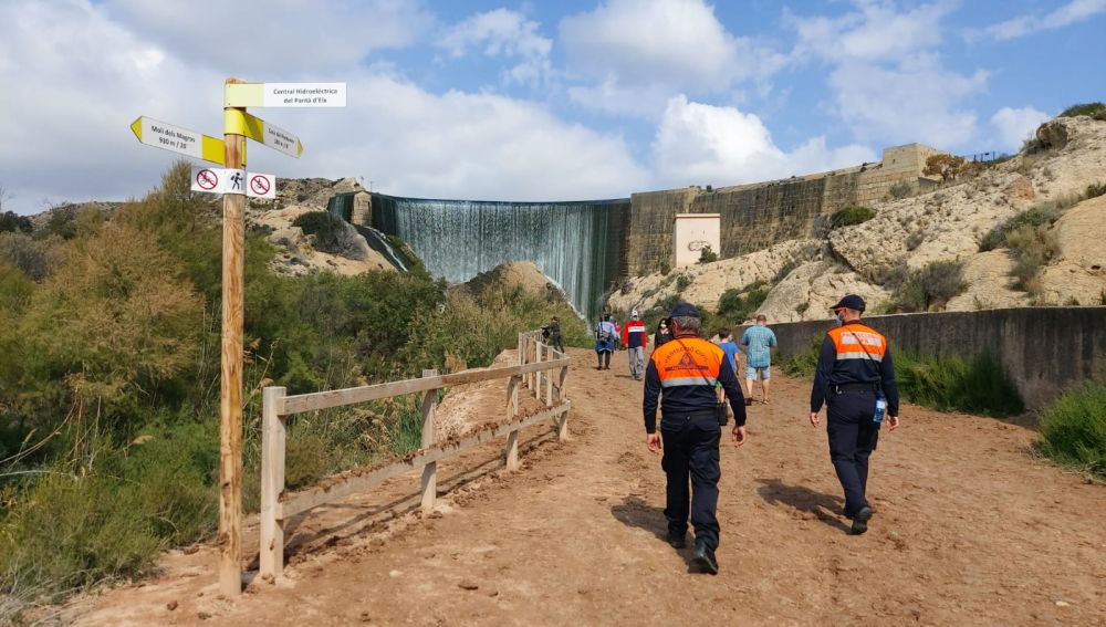 Voluntarios de Protección Civil en el Pantano de Elche.