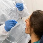 Un sanitario realiza un test de covid Un sanitario realiza un test de covid