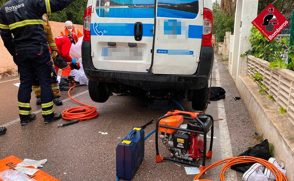 Los bomberos del Consorcio Provincial rescatan a una mujer atropellada y atrapada bajo un coche Los bomberos del Consorcio Provincial rescatan a una mujer atropellada y atrapada bajo un coche