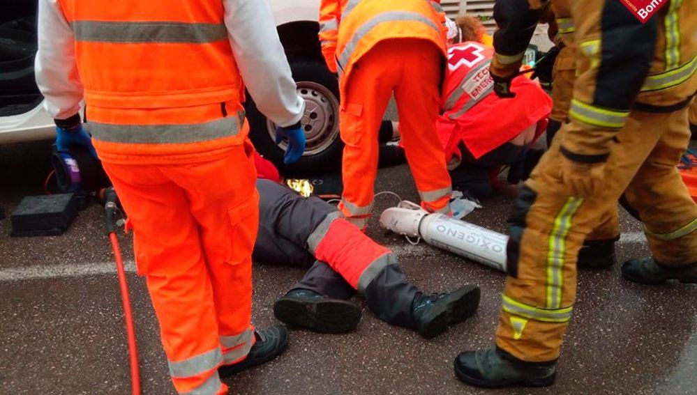 Bomberos y sanitarios atienden a la atropellada