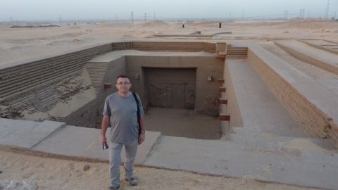 Juan Adrada en las tumbas reales de Abydos