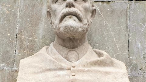 Estatua Clar&iacute;n, parque San Francisco Oviedo.