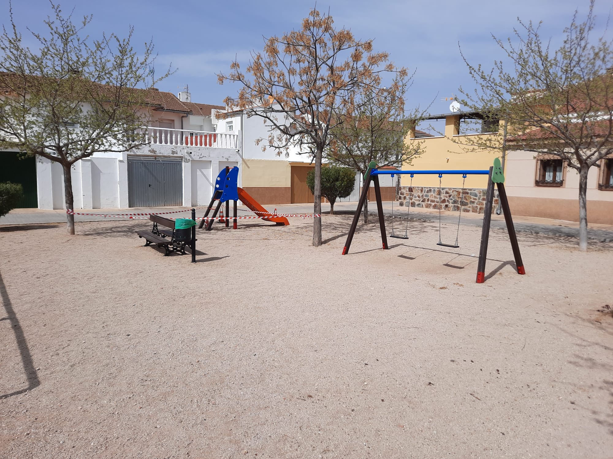 La Concejalía de Urbanismo trabaja en el arreglo de los parques infantiles de Quintanar La Concejalía de Urbanismo trabaja en el arreglo de los parques infantiles de Quintanar